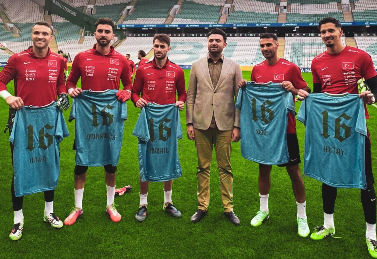 Bursaspor altyapısından yetişen 5 milli, Başkan Çelik\'ten Fetih forması aldı