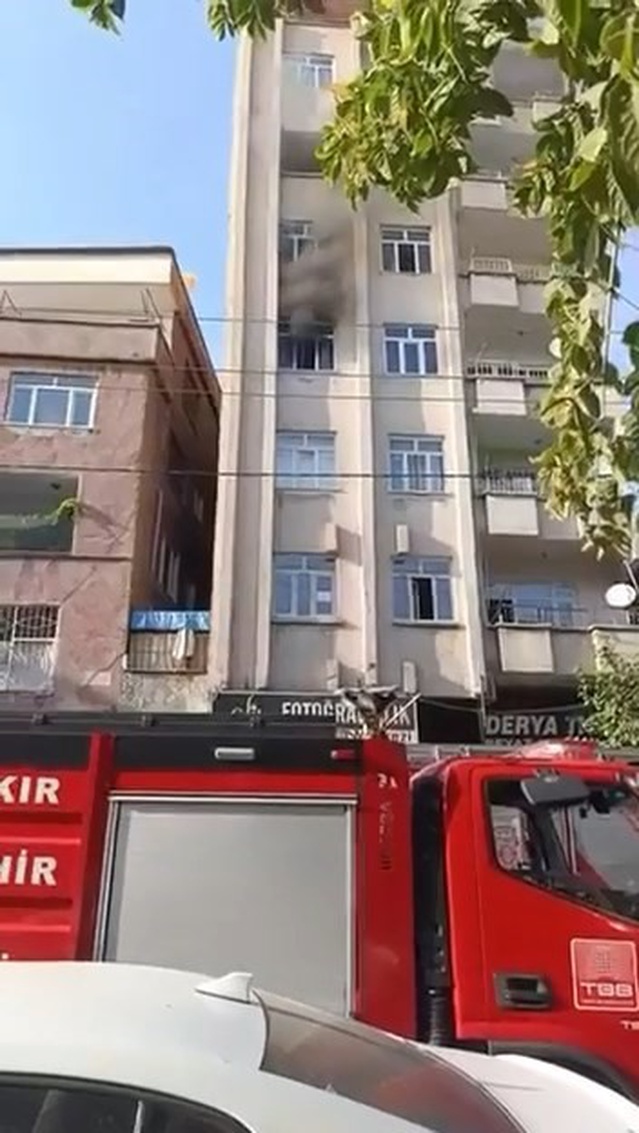 Diyarbakır Bağlar'da apartmanda 3. kattaki yangın söndürüldü, ölen yaralanan yok