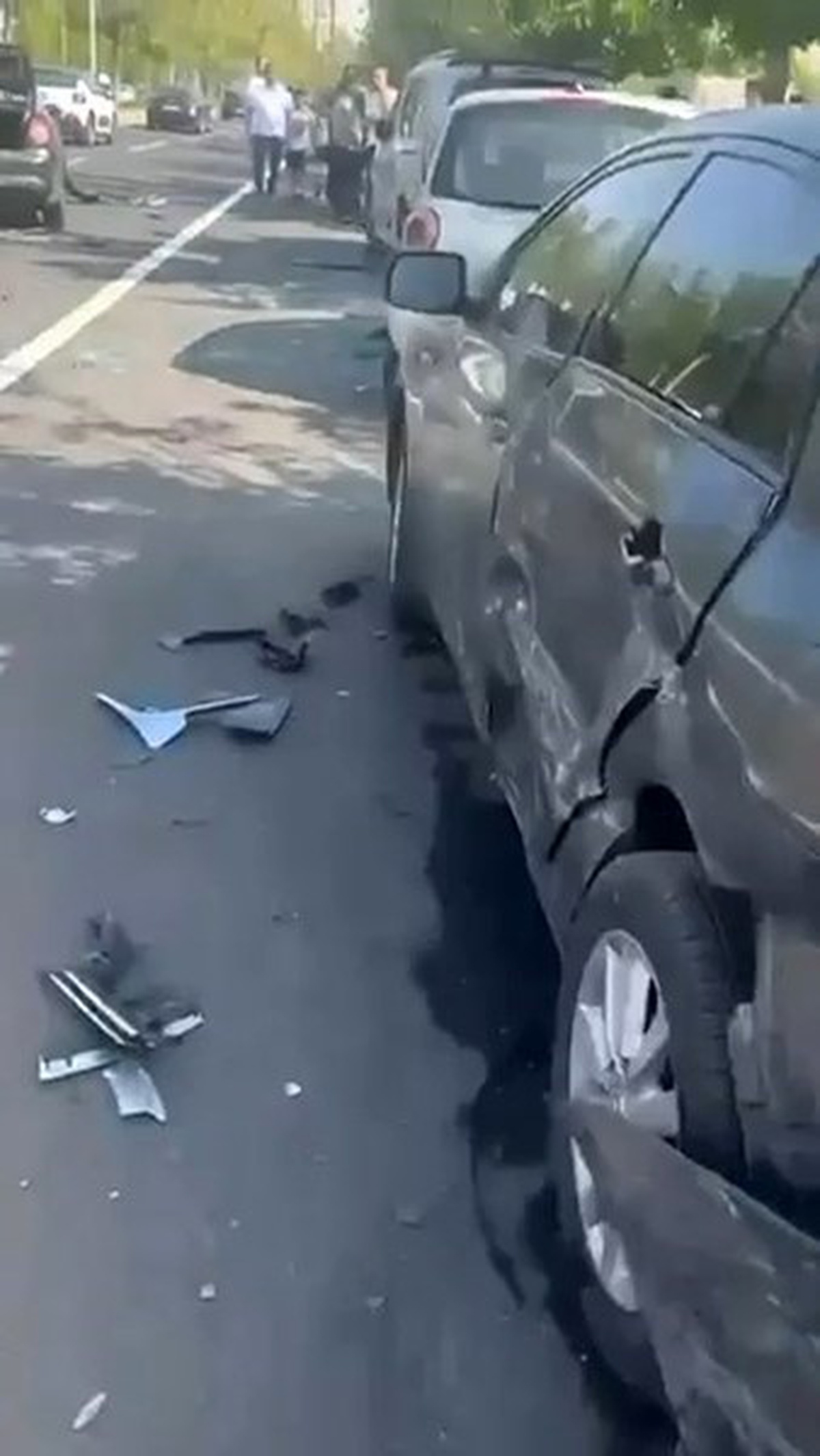 Diyarbakır Bağlar\'da kontrolden çıkan otomobil 4 araca çarptı, 1 kişi yaralandı