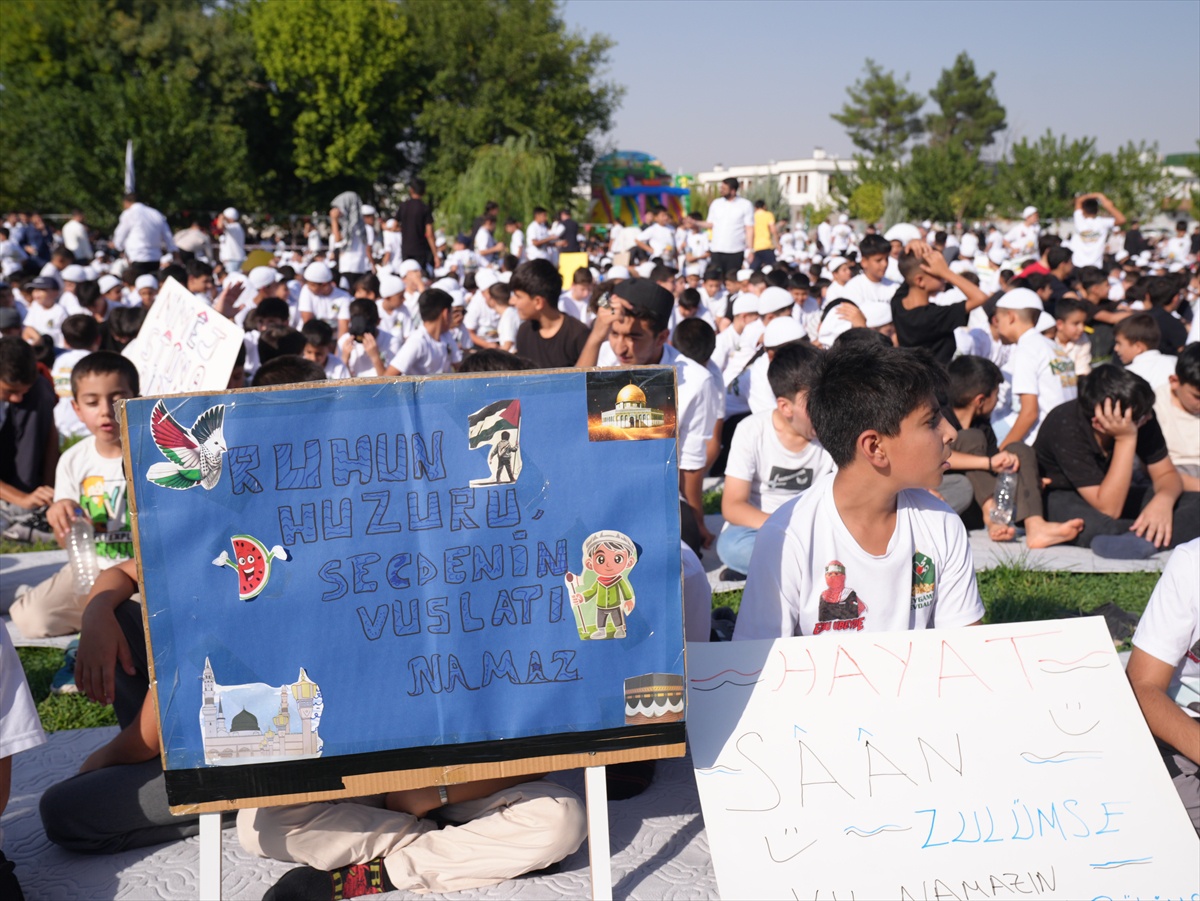 Diyarbakır\'da 7-12 yaş çocuklar Hayat Namazla Güzeldir finalinde ikindi namazı kıldı