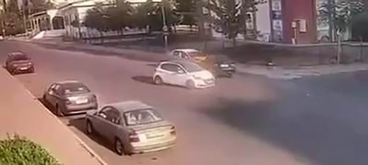 Diyarbakır\'da otomobilin park halindeki taksiye çarpması sonucu bir kişi yaralandı