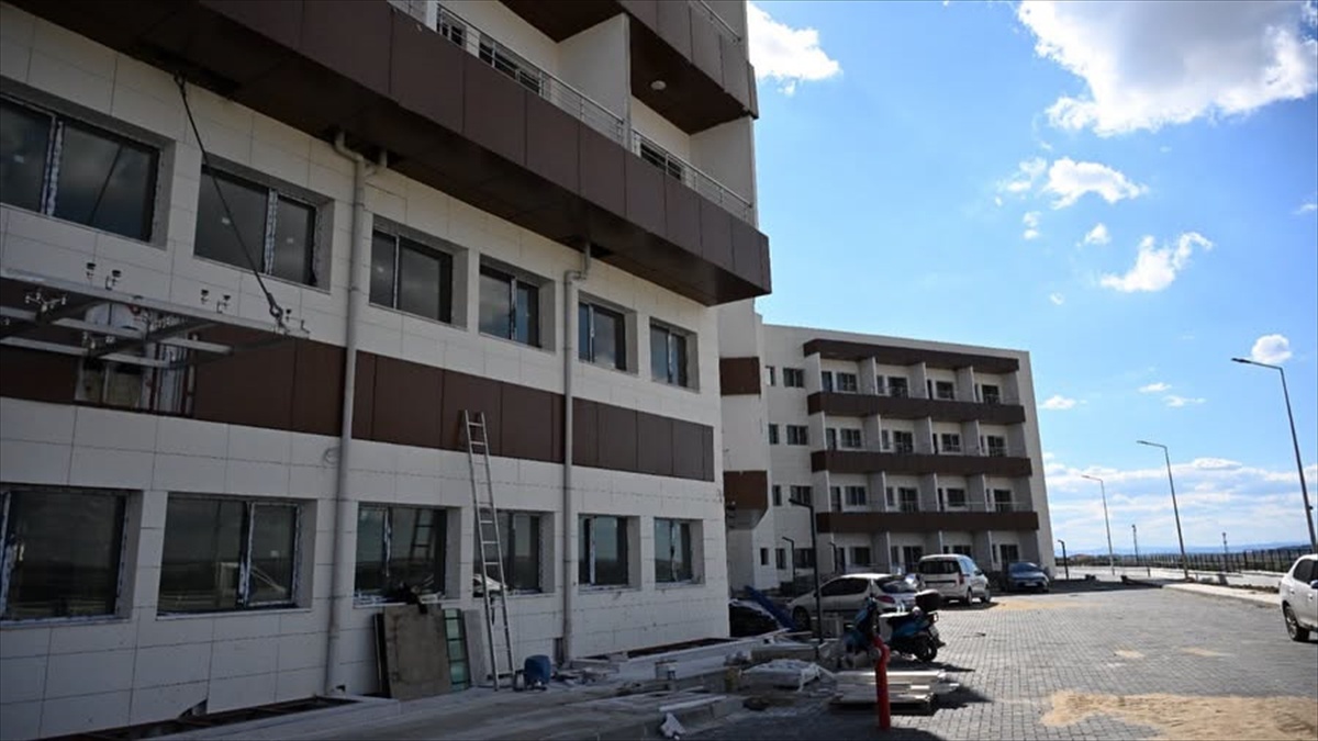 Edirne Valisi Sezer huzurevi inşaatında inceleme yaptı, yetkililerden bilgi aldı
