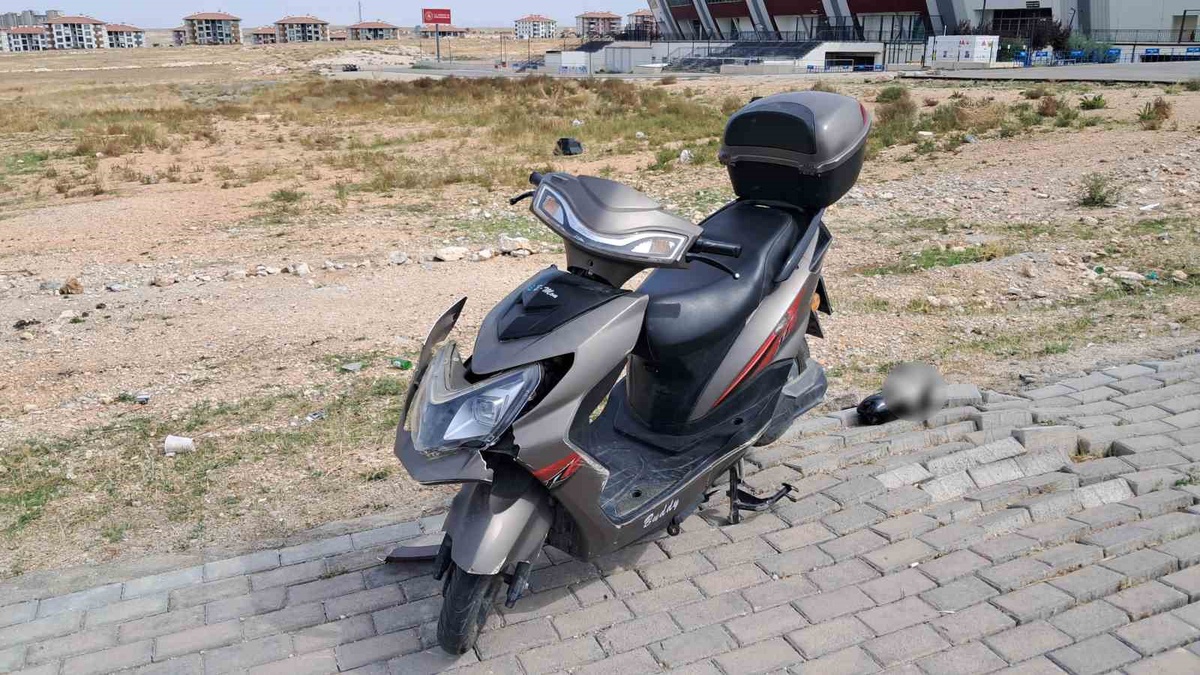 Elektrikli bisiklet park halindeki otomobile çarptı: 1 yaralı