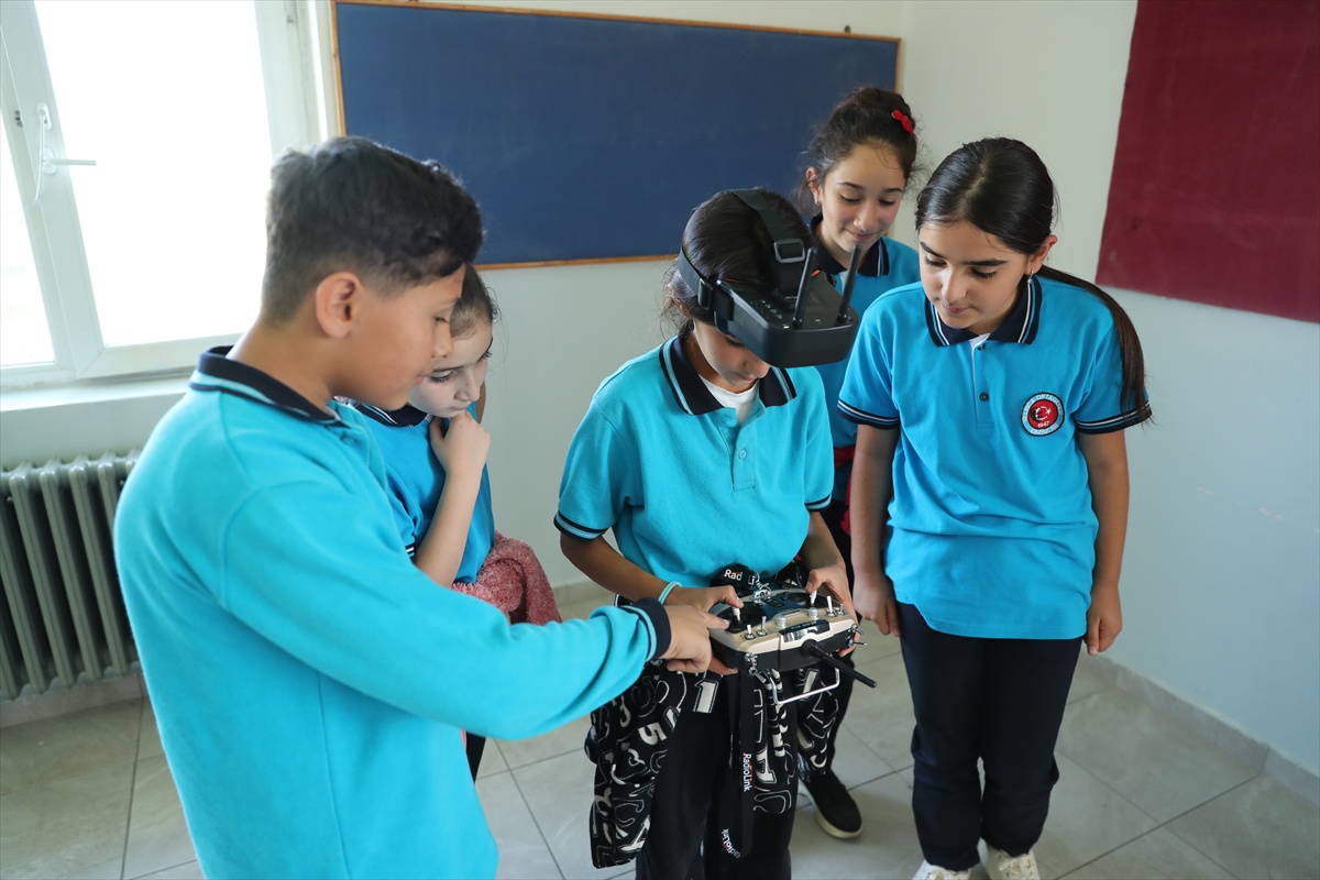 Erzincan\'da 46 ortaokul öğrencisi köy okulunda yapay zeka ve robotik kodlama öğrendi