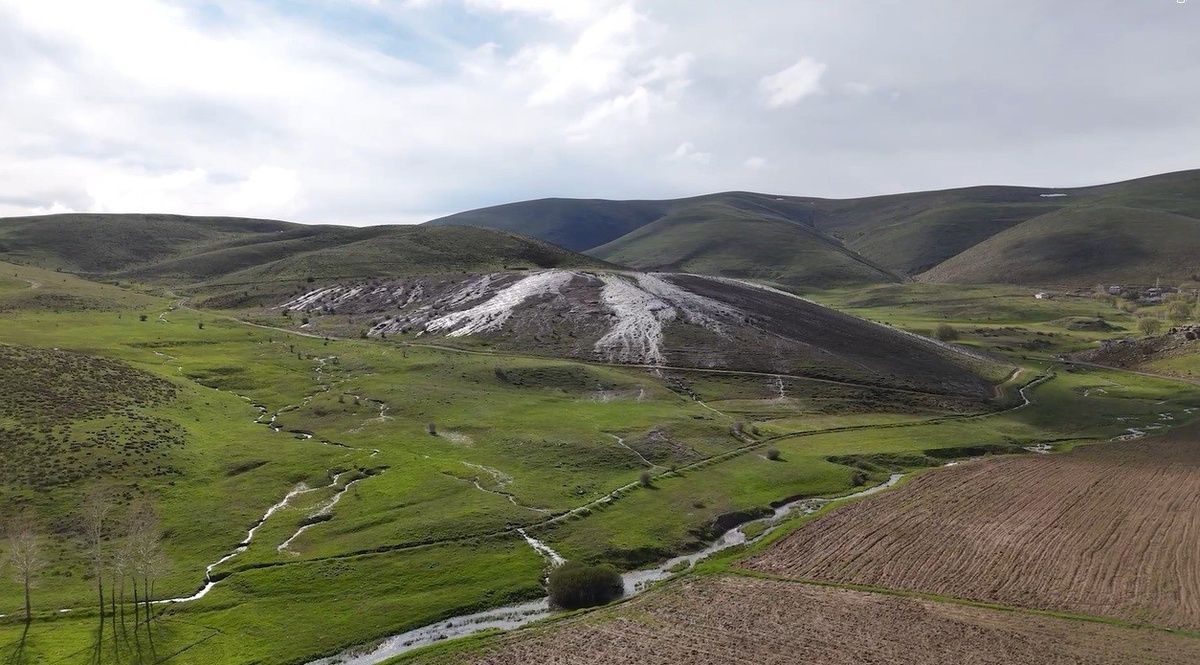 Erzincan’da mevsimsel su kaynağı doğal traverten oluşturuyor