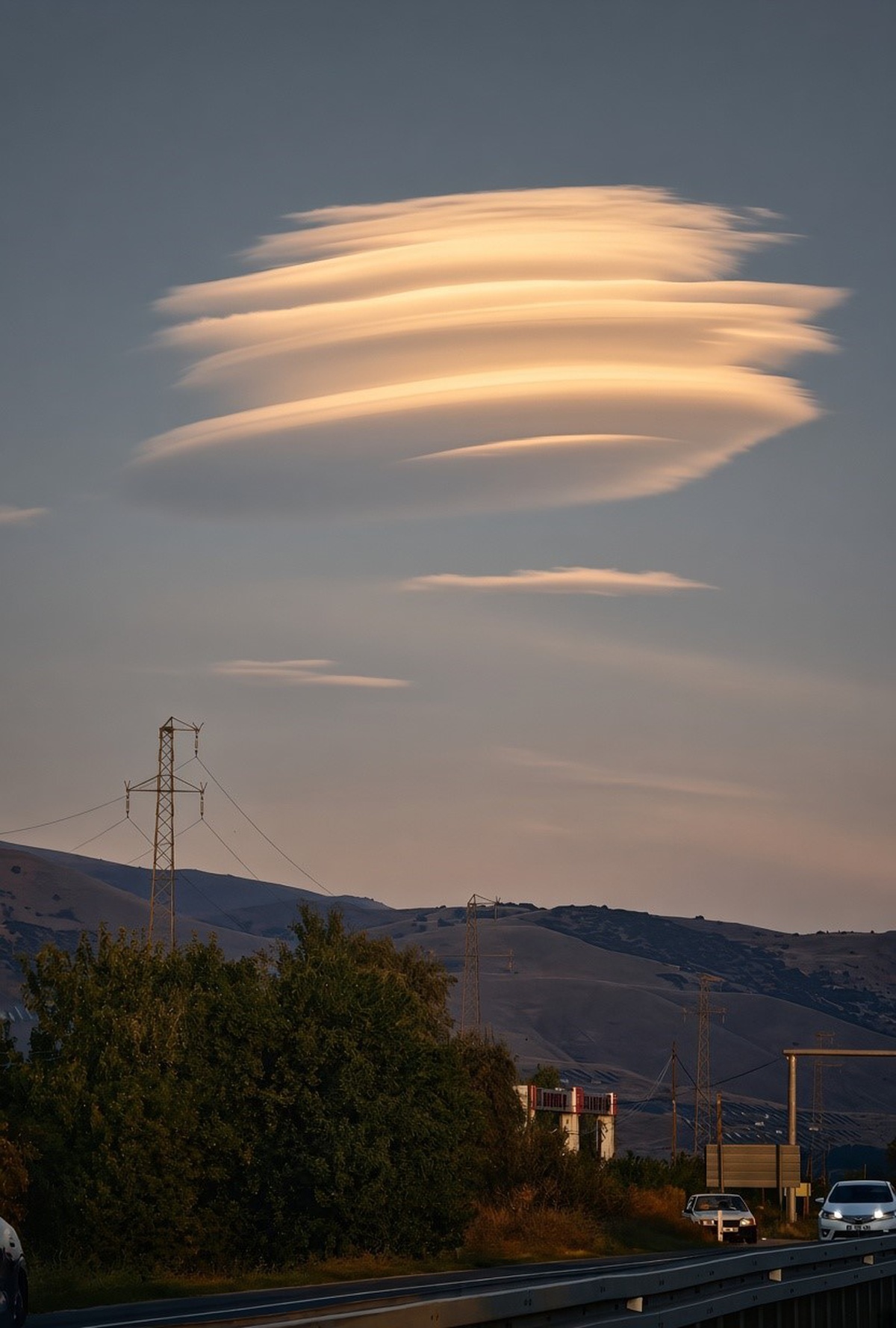 Prof. Dr. Akın Levent, Erzincan Üzümlü\'de UFO\'yu andıran mercek bulutunu fotoğrafladı