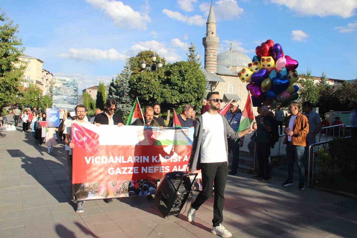 Erzurum\'da sağlıkçılar 150. haftada Gazze için Yakutiye Medresesi\'ne yürüdü