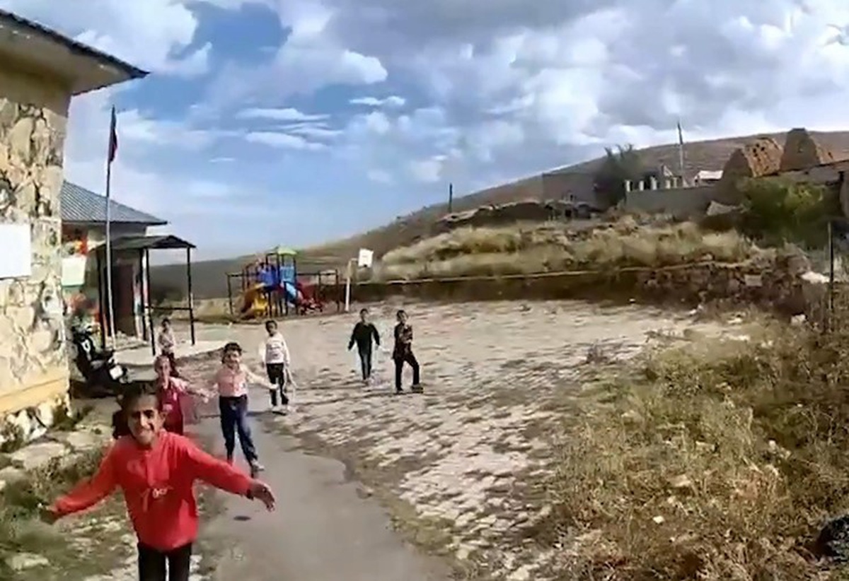 Erzurum Palandöken\'de jandarma devriyesine koşan çocukların görüntüleri paylaşıldı