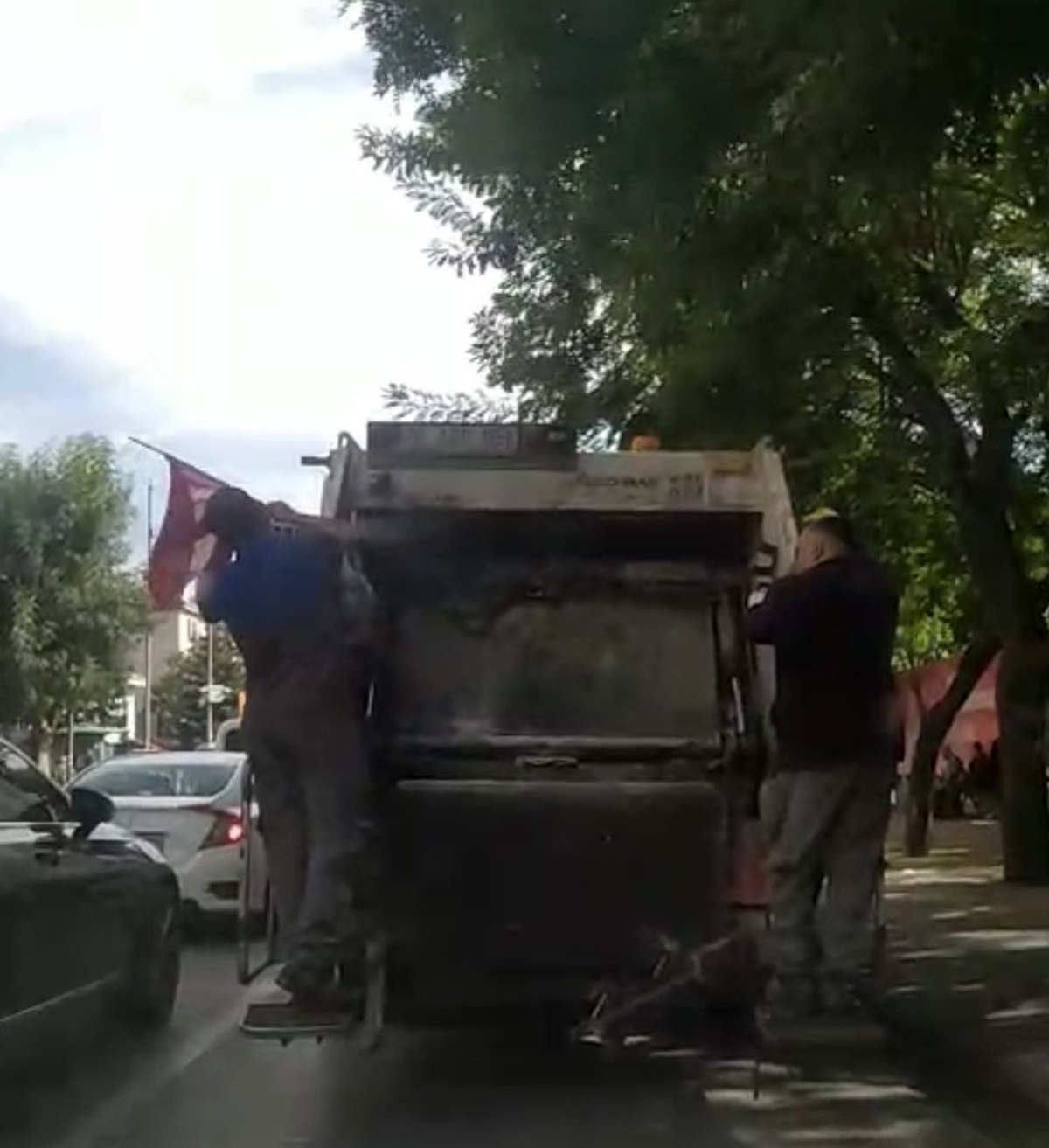 Eskişehir\'de temizlik görevlileri çöp kenarındaki Türk bayrağını kamyona astı