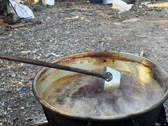 Eskişehir'in Mihalıççık ilçesinde üzümler odun ateşinde kaynatılıp pekmez oldu