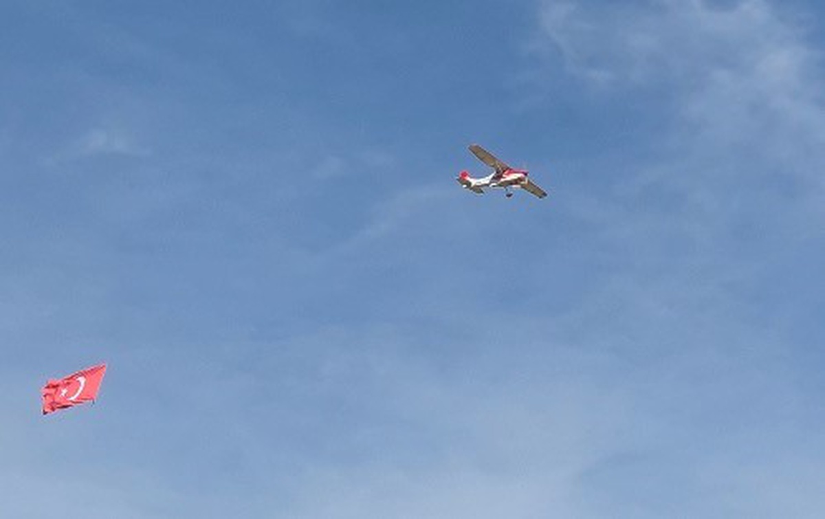 Eskişehir İnönü\'de 110 cc motorlu Cessna 182, Türk bayrağını dalgalandırdı