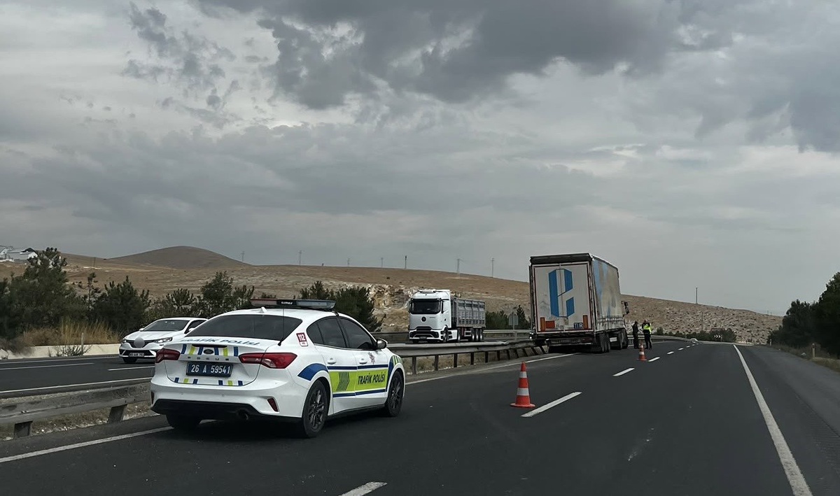 Eskişehir Sivrihisar\'da tır bariyerlere çarptı; şans eseri yaralanan olmadı
