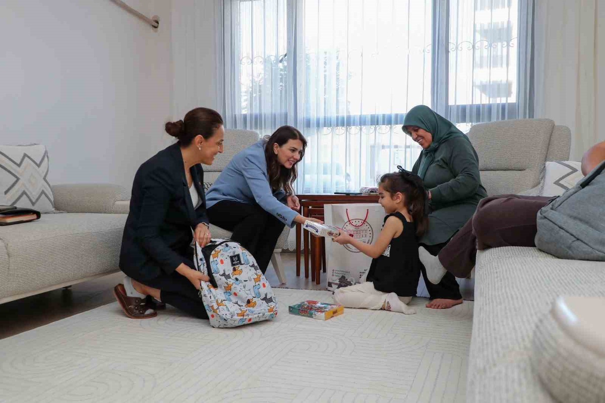 Esra Masatlı, Antakya\'da ailelerle buluştu, çocuklarla gelecek hedeflerini konuştu