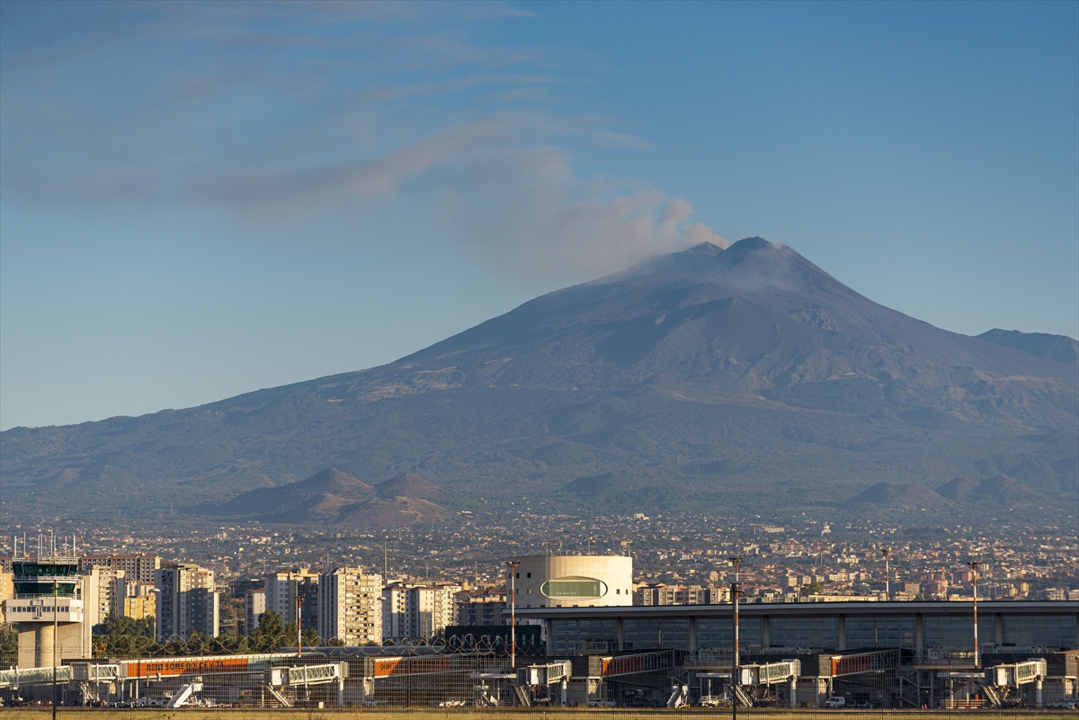 Etna\'dan yükselen kül, Katanya Havalimanı\'nda uçuşları gece yarısına kadar durdurdu