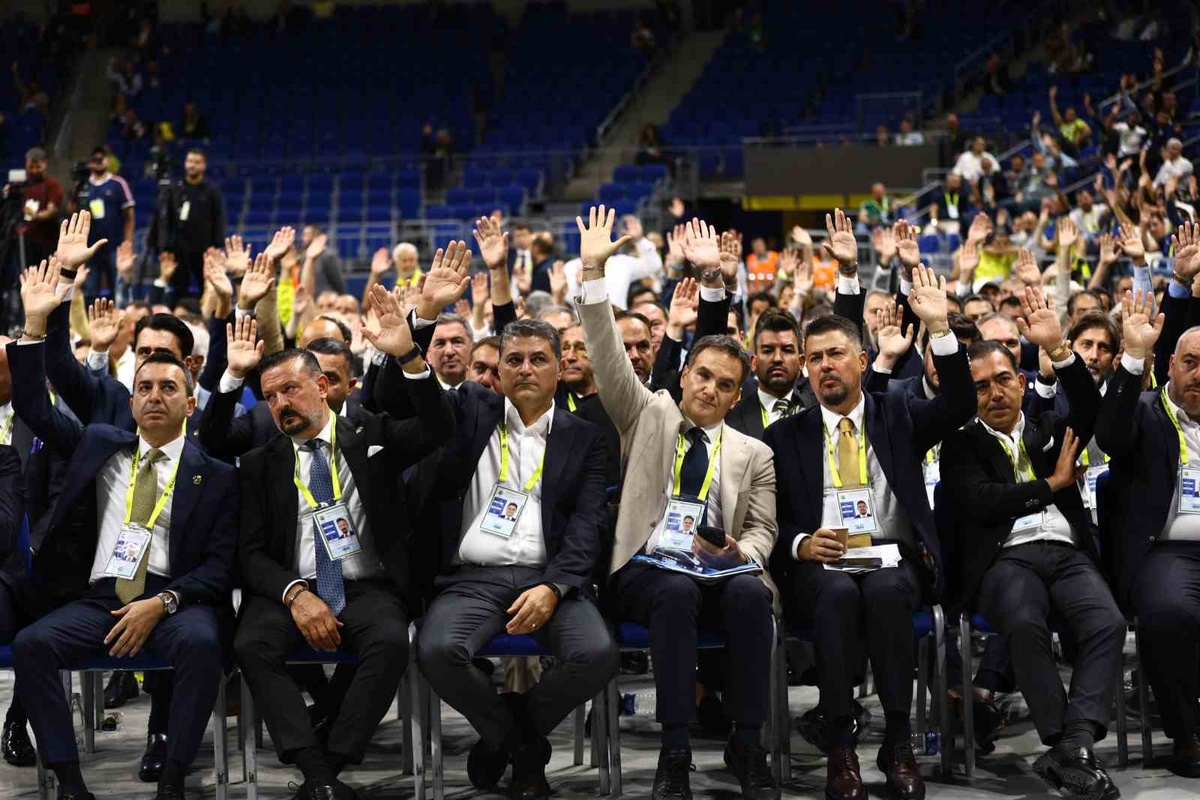 Fenerbahçe\'de Aziz Yıldırım\'ın çağrısıyla yönetim ve denetim kurulu ibra edildi