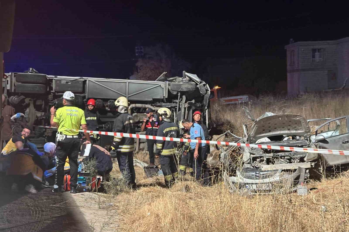 Gaziantep Nurdağı\'nda yolcu minibüsü otomobille çarpıştı, 5 ölü, 13 kişi yaralandı