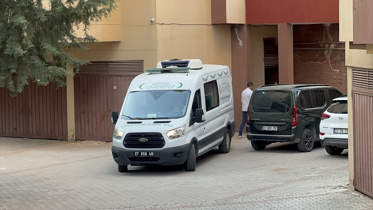 Gaziantep\'te bir kişi, tartıştığı arkadaşını öldürüp intihar etti