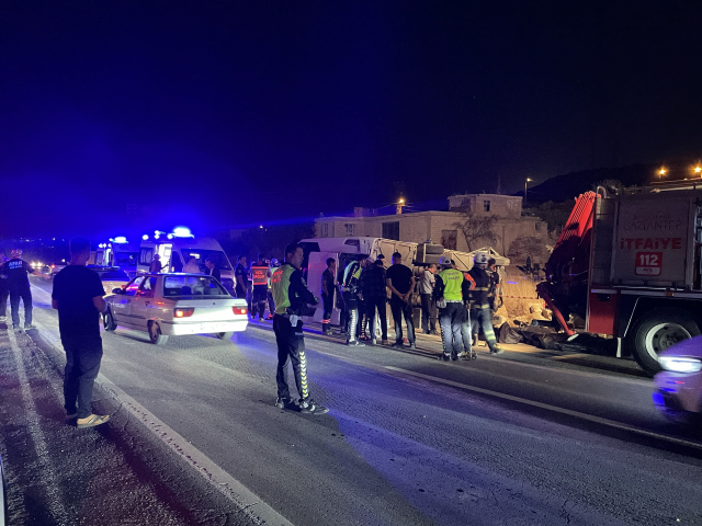 Gaziantep’te yolcu minibüsü ile otomobil çarpıştı: 7 ölü, 13 yaralı