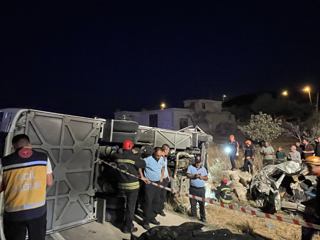 Gaziantep’te yolcu minibüsü ile otomobil çarpıştı: 7 ölü, 13 yaralı