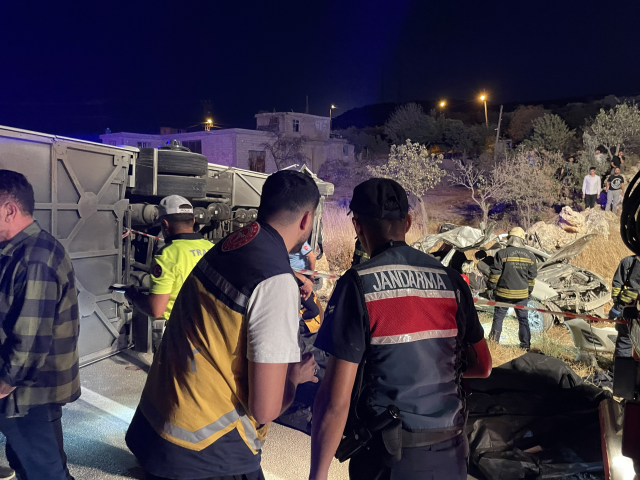Gaziantep’te yolcu minibüsü ile otomobil çarpıştı: 7 ölü, 13 yaralı
