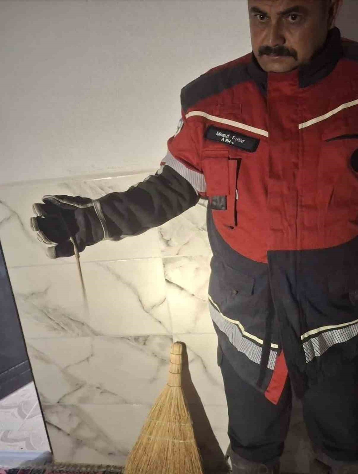 Hatay\'da yerleşim alanına giren yılanlar zarar verilmeden yakalanıp doğaya bırakıldı