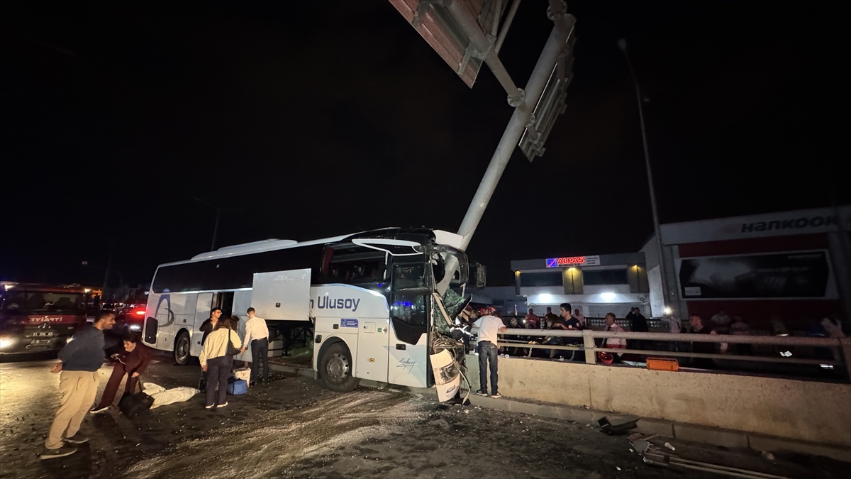 Adana Seyhan\'da yolcu otobüsü tabela direğine çarptı, 11 kişi yaralandı