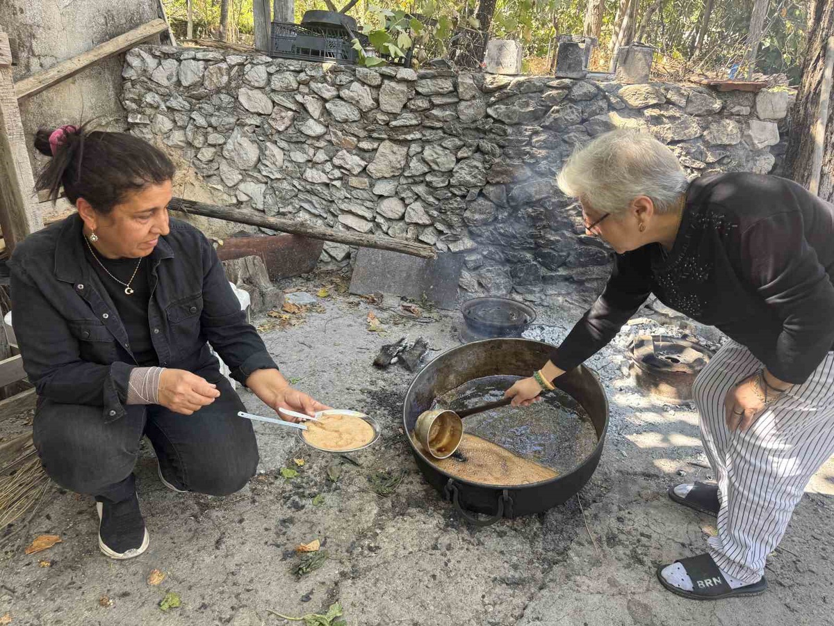 Antalya İbradı\'da bağ üzümü kadınların elinde pekmeze dönüşüyor, kilosu 500 lira