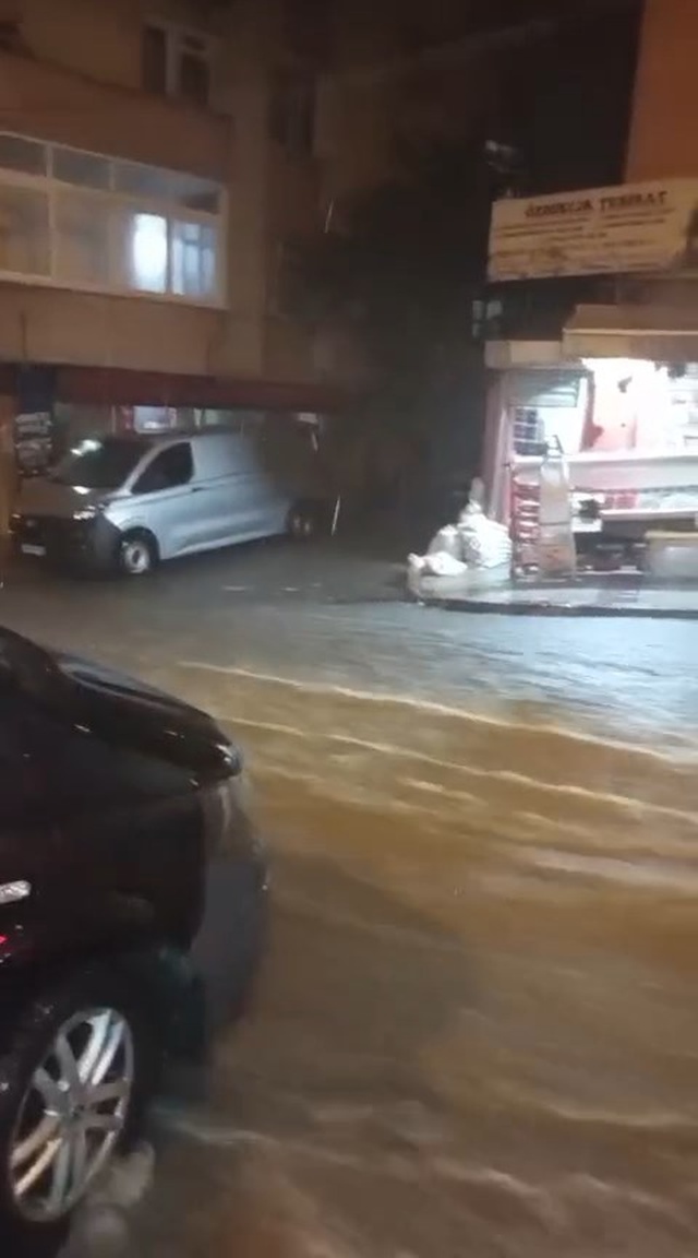 İstanbul'u sağanak vurdu! Yollar göle döndü, sürücüler mahsur kaldı