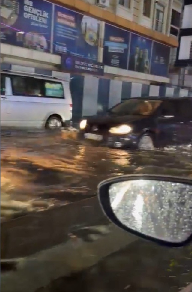 İstanbul'u sağanak vurdu! Yollar göle döndü, sürücüler mahsur kaldı