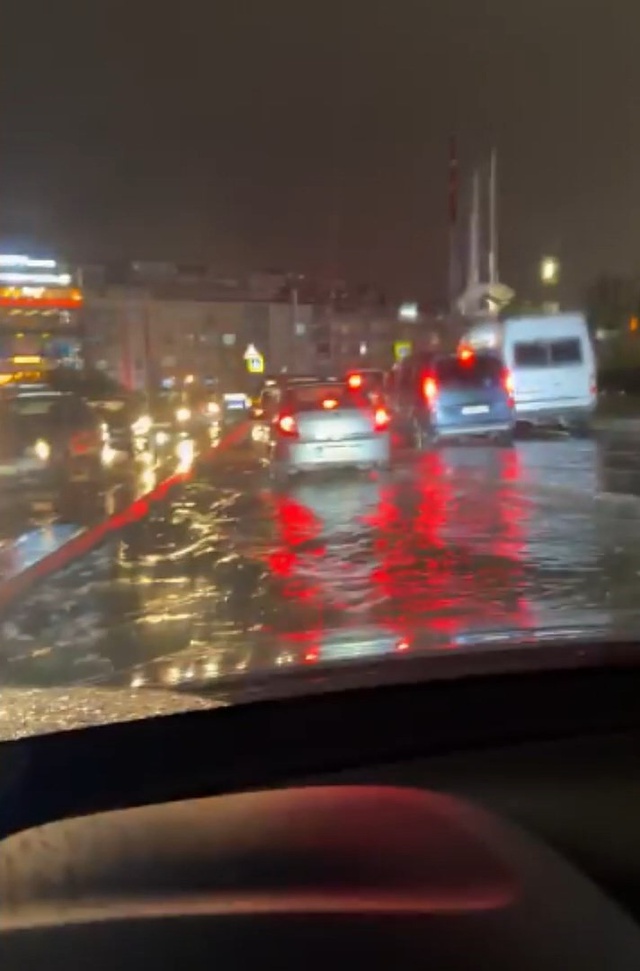İstanbul'u sağanak vurdu! Yollar göle döndü, sürücüler mahsur kaldı