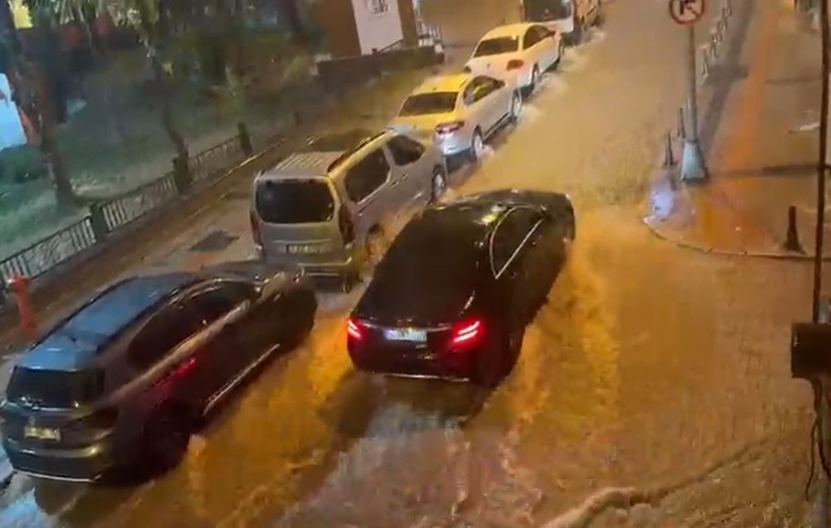 Sağanak İstanbul\'da etkili oldu, Bayrampaşa ve Eyüpsultan\'da yollar göle döndü