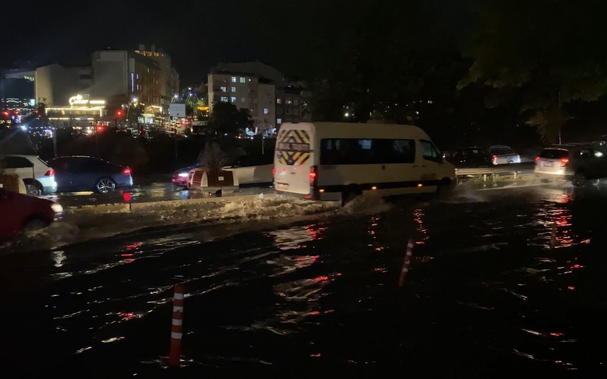 İstanbul\'da etkili sağanak, Sultangazi\'de Lütfi Aykaç Bulvarı\'nı göle çevirdi
