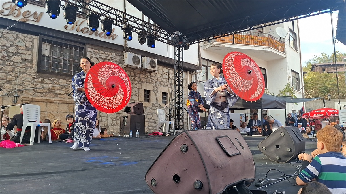 Japonya\'dan gelen halk dansçıları Beypazarı Festivali\'nde \'Erik dalı\' ile renk kattı