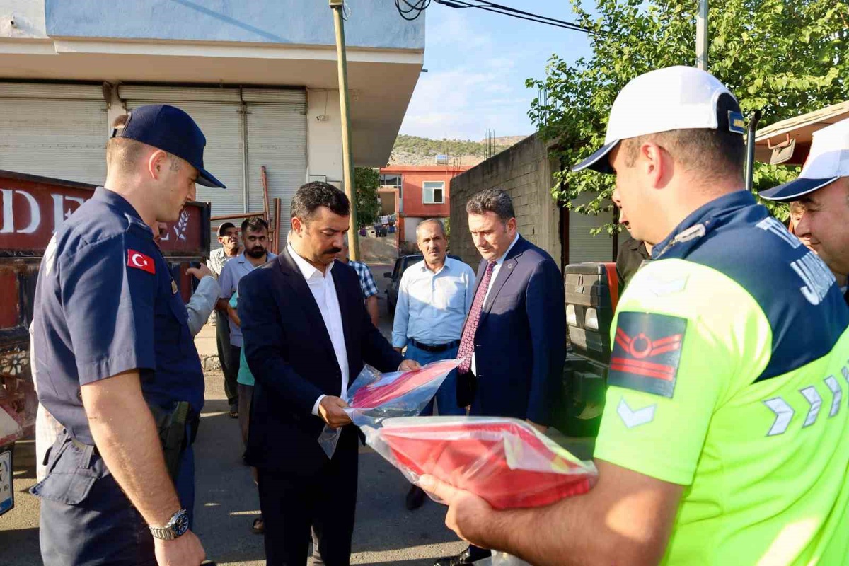 Adıyaman Kahta\'da çiftçilere 800 traktör reflektörü dağıtıldı