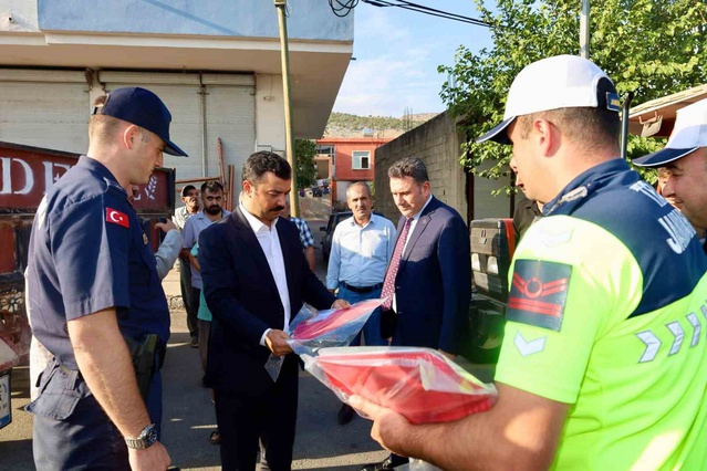 Adıyaman Kahta'da çiftçilere 800 traktör reflektörü dağıtıldı