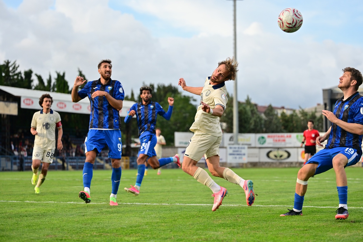 Karacabey Belediyespor, 27\'de kırmızı kart gördüğü maçta Ankaragücü\'ne 4-1 yenildi