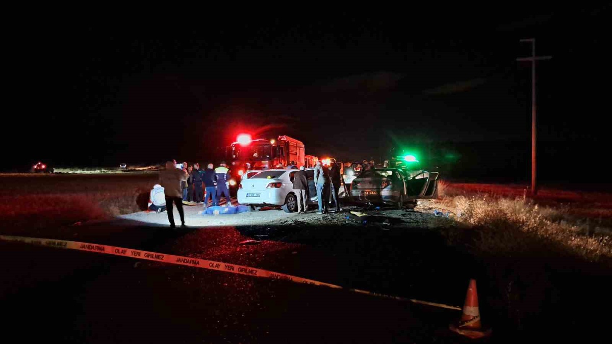 Karaman\'da çarpışan iki otomobilde 2 kişi hayatını kaybetti, 2\'si ağır 5 yaralı var