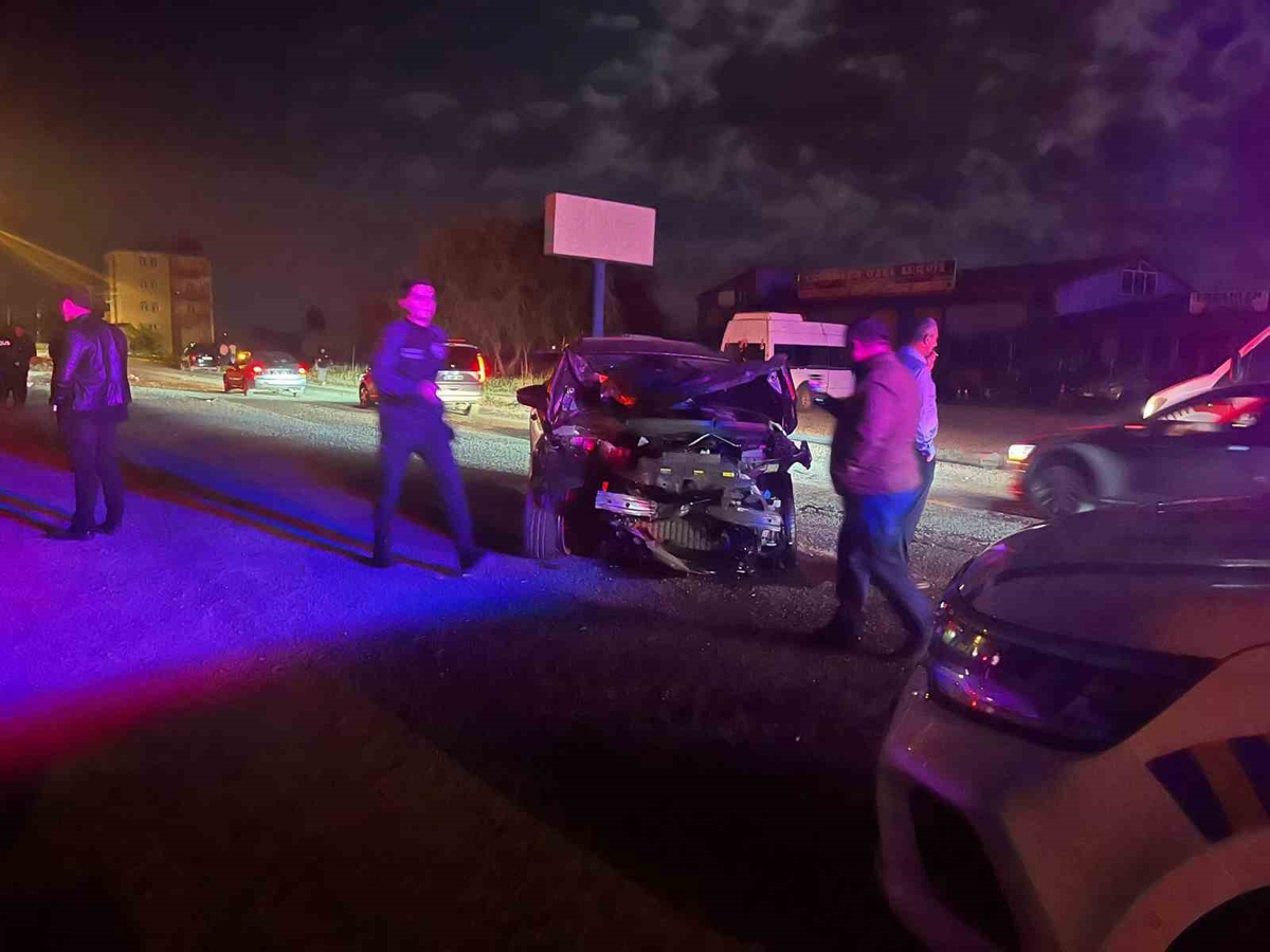 Kars\'ta otomobil aydınlatma direğine çarptı, 1\'i kadın 4 kişi yaralandı