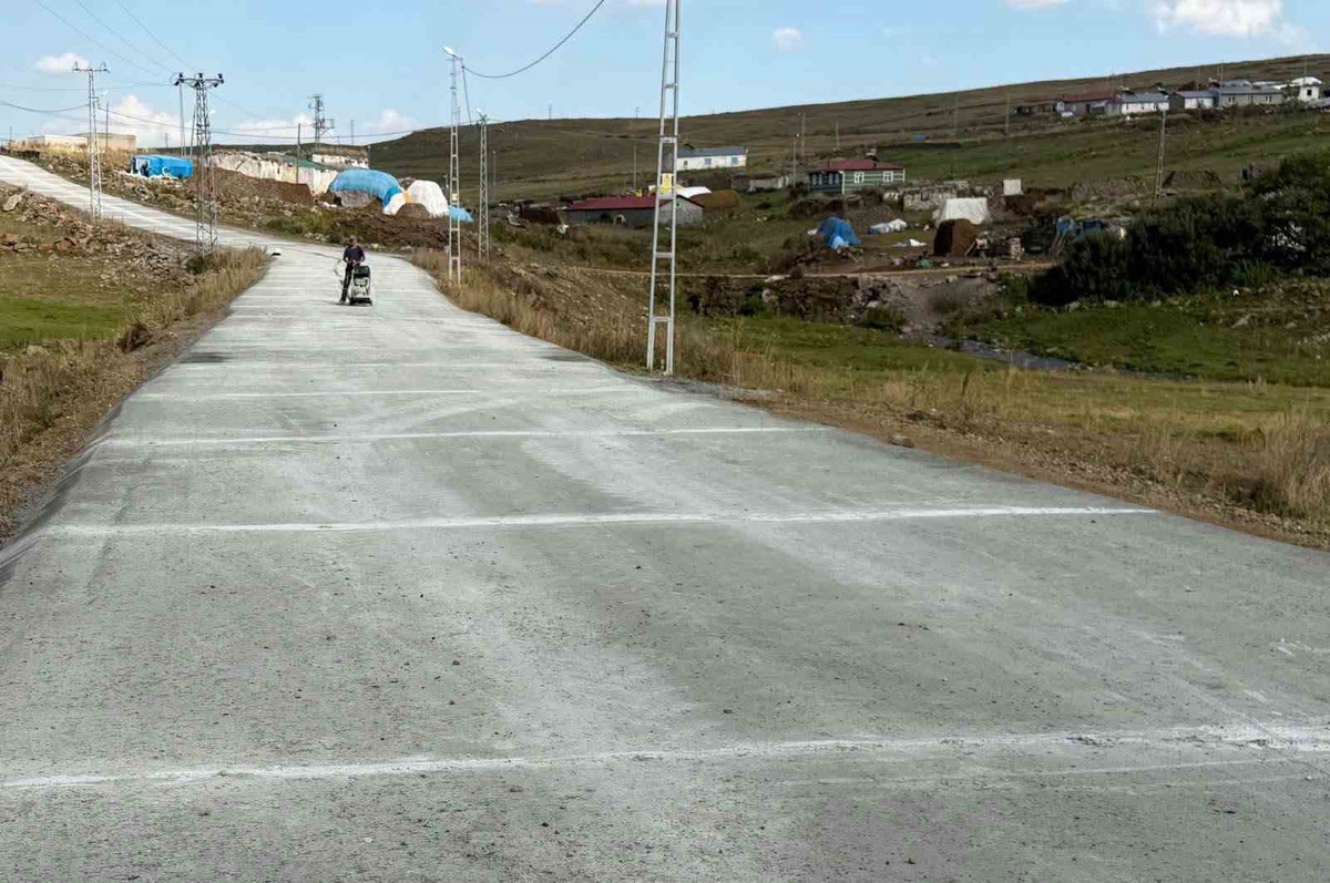 Kars Valisi Polat, Susuz\'da köy yolları için yatırımların süreceğini söyledi