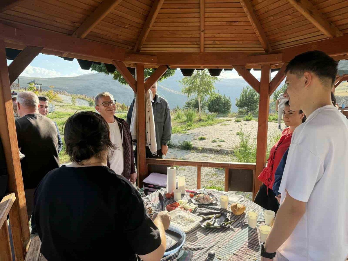 Kars Valisi Ziya Polat, Susuz Şelalesi\'nde piknik yapan vatandaşlarla sohbet etti