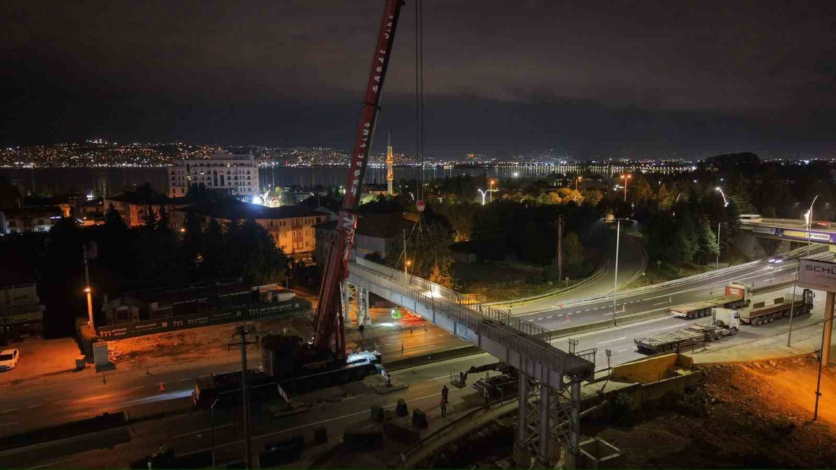 Karşıyaka Kavşağı\'nda 80 tonluk yaya üst geçidi tabliyesi gece yerine yerleştirildi