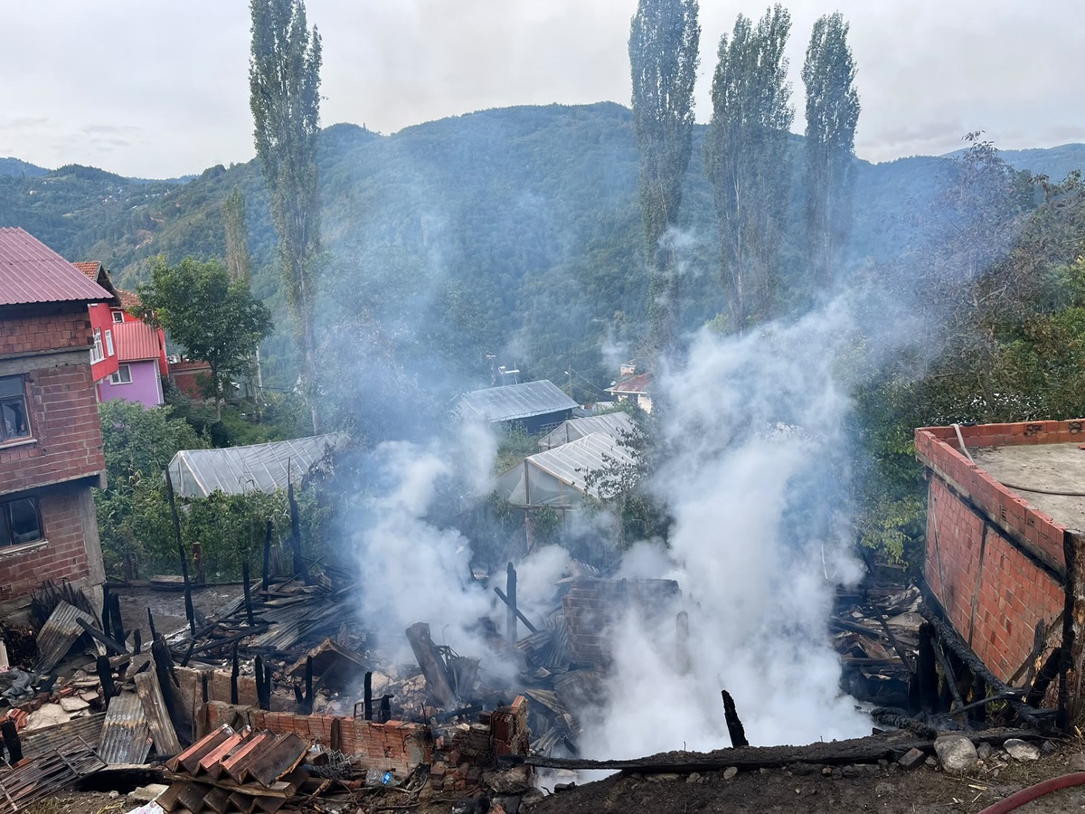 Kastamonu İnebolu\'da ahşap ev yangında kullanılamaz hale geldi, 6 büyükbaş öldü