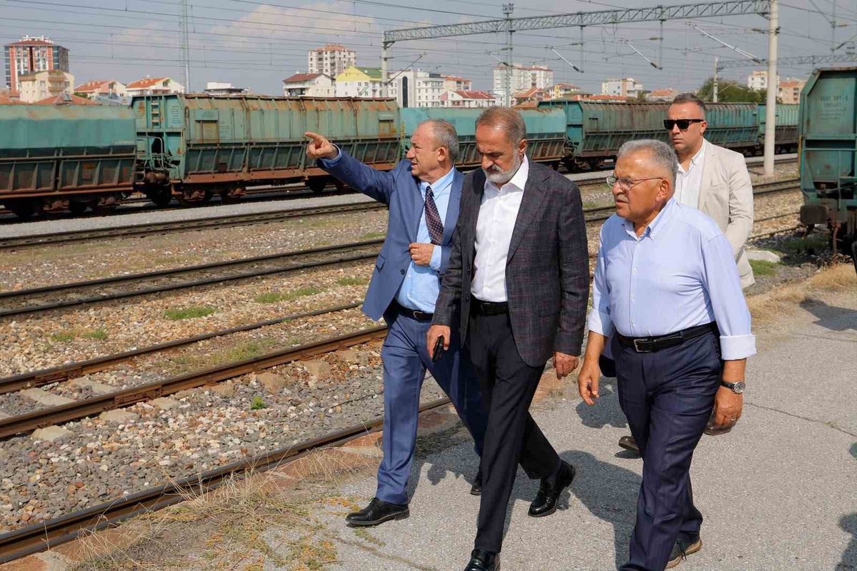 Kayseri Büyükşehir Başkanı Büyükkılıç, TCDD Genel Müdürü Kurt ile ulaşımı değerlendirdi