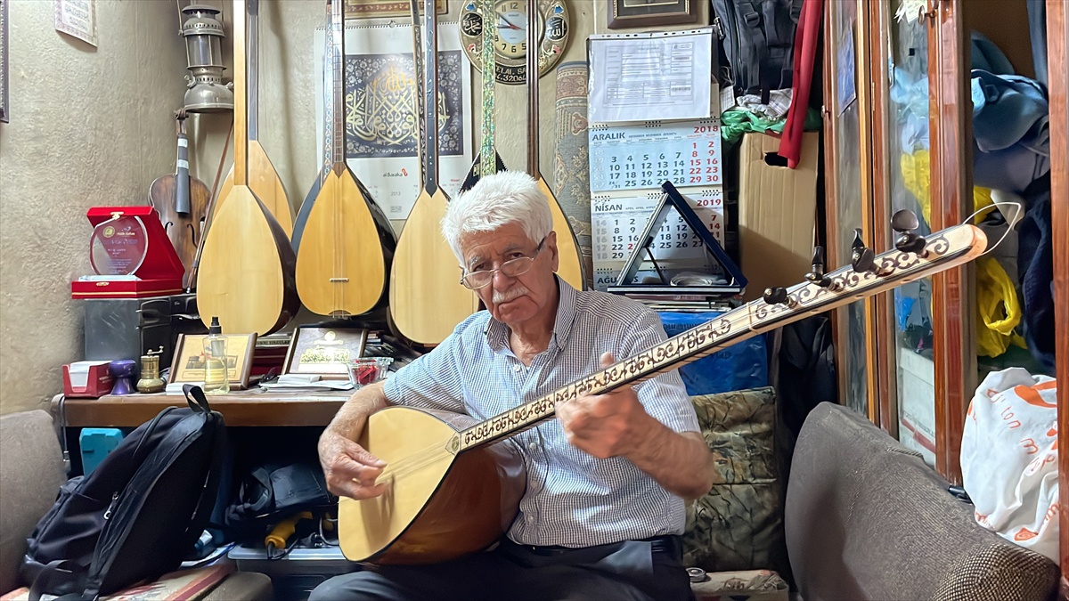 Yılın ahisi seçilen bağlama ustası Kılıçkaya, plaketini Kırşehir\'de aldı.