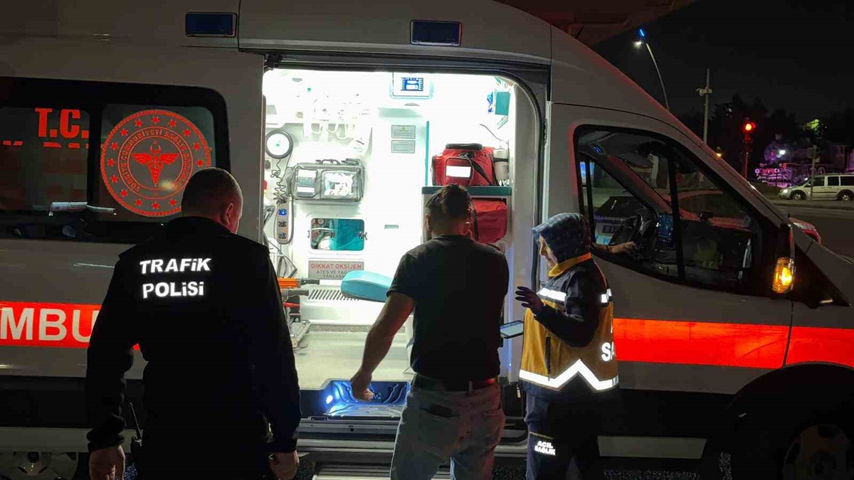 Kayseri\'de dur ihtarına uymayan alkollü sürücü kaza yaptı, 2 kişi yaralandı