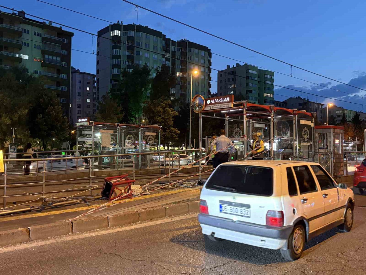 Kontrolden çıkan otomobil Kayseri Kocasinan\'da tramvay durağına çarptı, sürücü yaralandı
