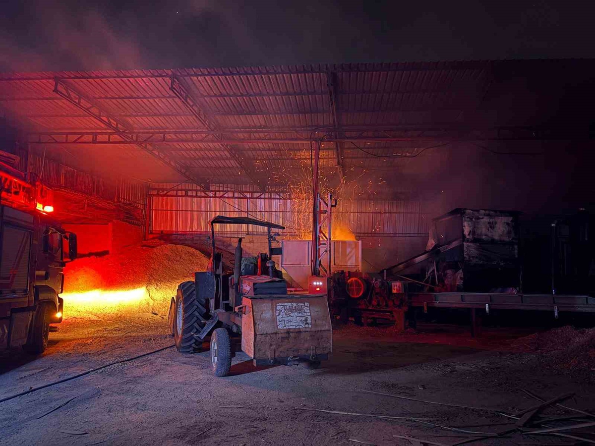 Kayseri\'de kereste fabrikasındaki talaş briketleme makinası yangını söndürüldü