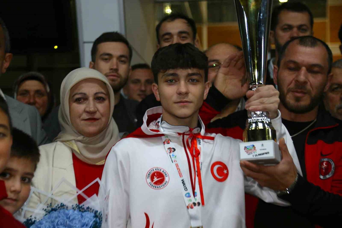 İsrailli rakibini 3-0 yenen şampiyon Yiğit Şişman Kastamonu\'da omuzlarda taşındı