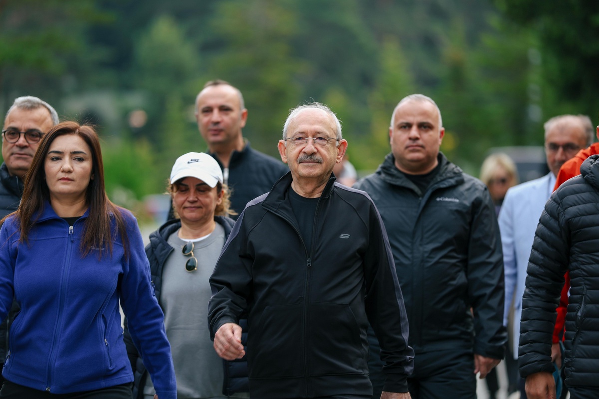 CHP lideri Kılıçdaroğlu, Abant\'ta partililerle göl kenarında yürüyüş yaptı