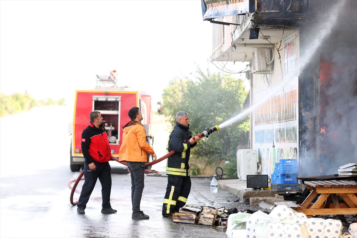 Kırklareli\'nde 3 katlı binadaki yangın itfaiyenin 3 saatlik müdahalesiyle söndürüldü